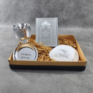מארז לגבר אפור אבן - סידור + כיפה + גביע קידוש